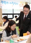 [포토 뉴스] 강원대 학생들의 천 원의 아침식사를 챙기는 김헌영 총장