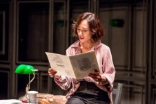 관객과 밀당하다...연극 맨 끝줄 소년