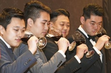 와인 시음하는 소믈리에 결승 진출자들