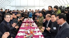 이성희 농협중앙회장, 홍천 겨울 딸기농장에서 첫 간담회 개최