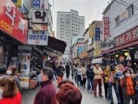 [현장르포] 끝자리 1번인데도 5곳째 허탕…마스크 5부제 첫날