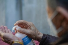 [fn포토] “어르신, 힘내세요” 제주시, 코로나19 예방물품 전달