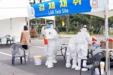 [fn포토] 제주국제공항 도착 즉시 검사…‘워킹 스루’ 본격 가동