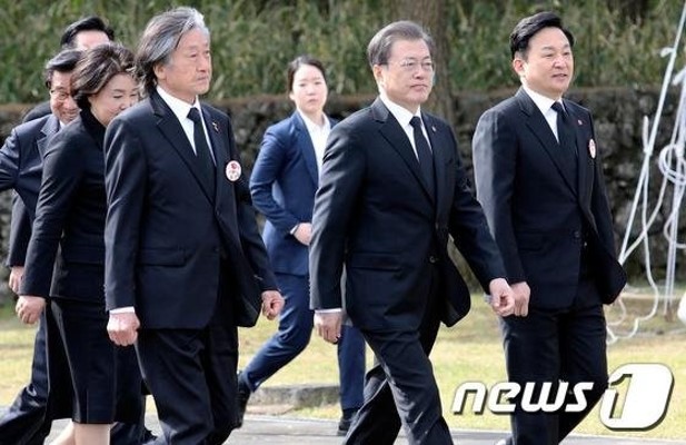 4·3 추념식 또 찾은 문 대통령 “특별법 개정 더뎌 마음 무겁다” | 포토뉴스