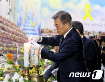 文대통령, 총선 후 첫 메시지 '세월호'...'초심'을 되새기다
