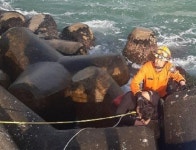  동해해경, 대진항 방파제에 부딪힌 20대 남성 서퍼 1명 구조