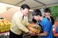 김우룡 동래구청장, 지역 복지시설 찾아 선물 전달