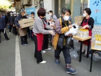어버이날이라 대박이야 무료급식소 줄선 노인도 웃음꽃