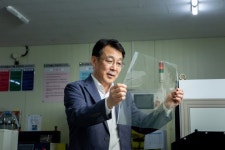 창문 필름이 더우면 열 반사하고 추우면 흡수