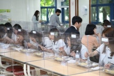 마스크 쓰고 수업, 점심은 칸막이 급식실에서 혼밥