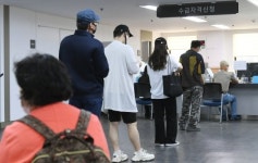실업급여 신청으로 붐비는 고용복지센터