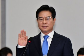 선서하는 경찰청장 후보자