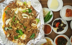 비법양념에 숙성시킨 오리고기… 익숙함 뛰어넘는 특별함 [소확행 로컬맛집]