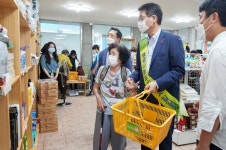 [fn포토] 김태엽 서귀포시장, ‘행복나눔 푸드마켓’ 점장 체험