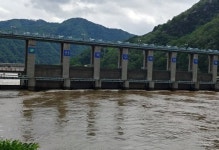 [2보] 춘천 의암댐 경찰정 등 3척 전복...5명 실종, 사망 1명, 1명 병원 이송