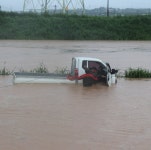 급격히 불어난 익산천 범람으로 트럭침수... 운전자 2명 구조