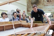 (주)문도건축유산보존연구소(MUNDO for Conservation of Historic Buildings Inc.) | 전주한지, 이탈리아 ‘국립기록유산보존복원중앙연구소’ 인증서 획득