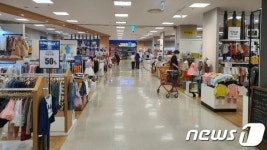 코로나 매출 희비 지속..온라인쇼핑 13%↑ 대형마트 5.5.%↓