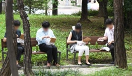 거리두고 도시락 먹는 직장인들