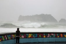 [fn포토] 집어삼킬 듯 거대 파도 덮친 제주 법환포구