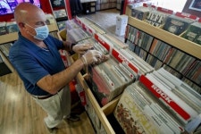 돌아온 LP... 30여년만에 美CD 판매 제쳐