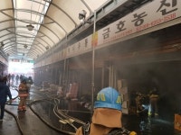 청량리 청과물시장 화재 초진완료..20개 점포 소실