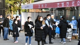 코로나19 검사 대기중인 시민들