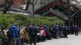 코로나에 갈곳 잃고 추위에 덜덜...거리 위 노인들