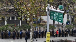 코로나에 갈곳 잃고 추위에 덜덜...거리 위 노인들