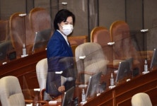본회의 출석하는 추미애