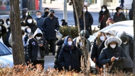 영하의 날씨에도 긴 줄 이루는 선별진료소