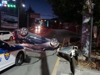 부산 동명대 앞 사거리서 차량 전복 사고.. 1명 경상