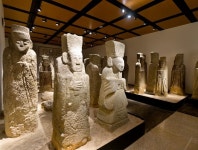 위풍당당 장군석, 희로애락 돌장승..도심속 힐링