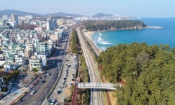 동해시, 영동선 감추해변 입구 보도육교로 연결
