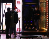술먹고 옆사람과 부비부비 헌팅포차 합석, 춤 행위 못한다
