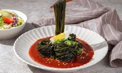 다이어트를 잊게 하는 맛”…’미역국수’ 품절대란