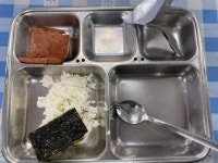 “밥이 이게 다야?” 휴가 후 격리된 군인들 식판 받아들고 분노