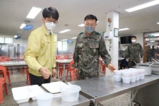 내 케이크는 어디에·· PX빵 케이크 논란 5군지사에 국방부 차관 방문