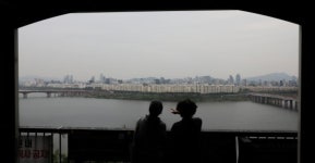 이젠 서울 중위아파트도 10억..18년 안 쓰고 모아야 집 산다