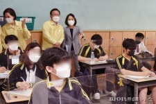 수업 참관하는 총리