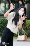 [포토] 레드벨벳 조이. 별사탕 쏟아질거 같은 양손인사