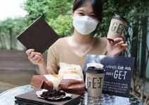 CU, 원두 찌꺼기 재활용 데크 만들어 점포 도입