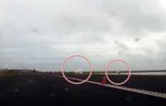 군산 새만금 해상에 전투기 연료탱크 추락