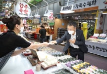 김용래 특허청장, 대전 중리시장서 제수용품 구매
