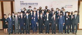 기념촬영하는 참석자들