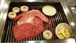 [조용철의 놀면 뭐먹니?] 풍부한 육즙에 부드러운 식감 ‘횡성 한우 구이’