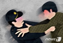 [클릭 이 사건]뺨 맞고 정강이 차이는 경찰관