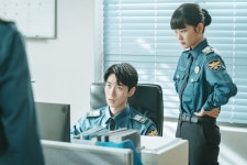 ‘너와 나의 경찰수업’ 강다니엘, 이신영과 당구장 일촉즉발 현장