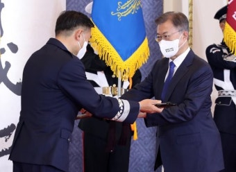 文대통령, 임기 마지막 준장 진급자 삼정검 수여