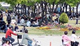 ‘거리두기 종료’ 하루 앞두고… 북적이는 한강공원